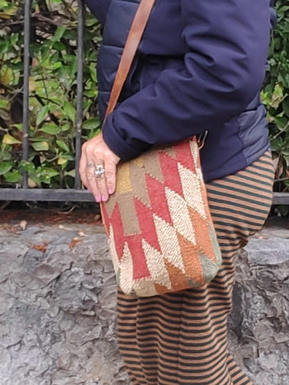 Borsa KAILASH  artigianale realizzato con KILIM e Cuoio