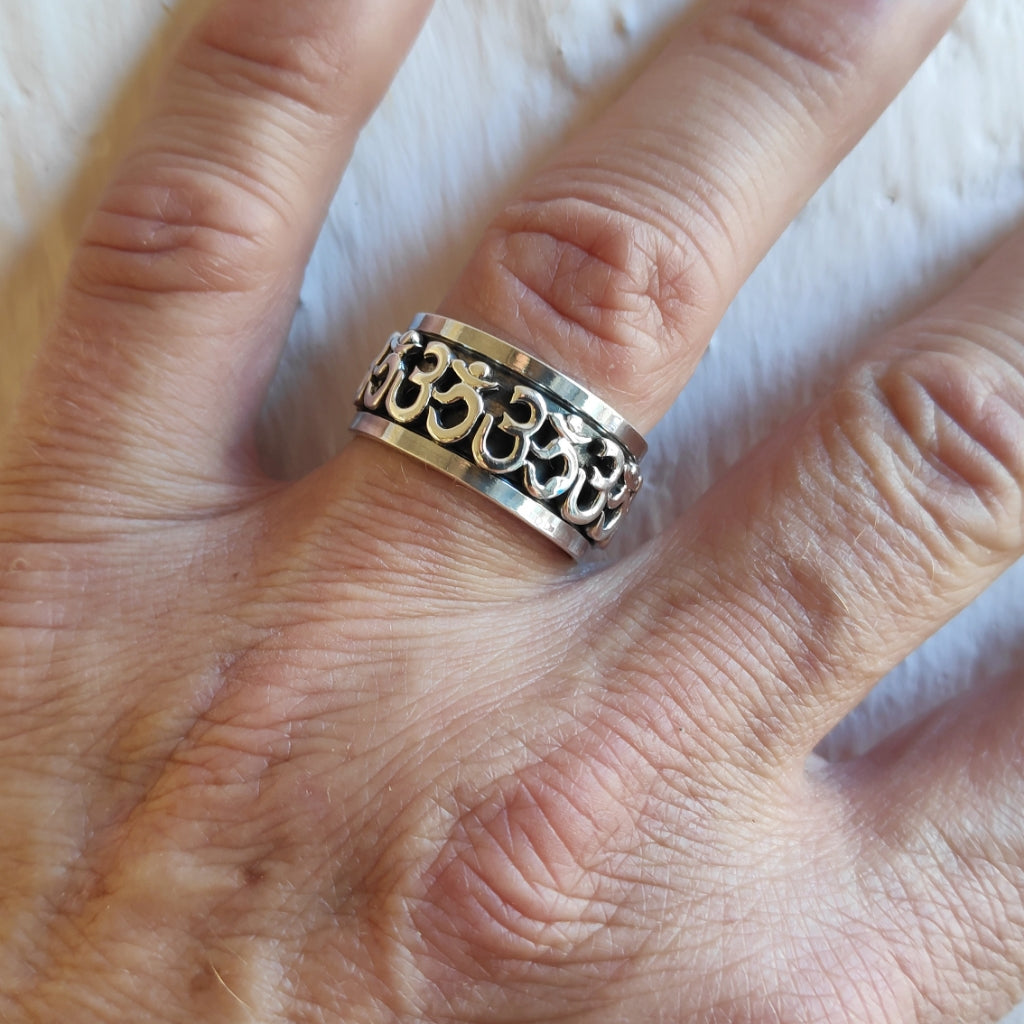 Anello ETNICO in argento 925 con mantra OM