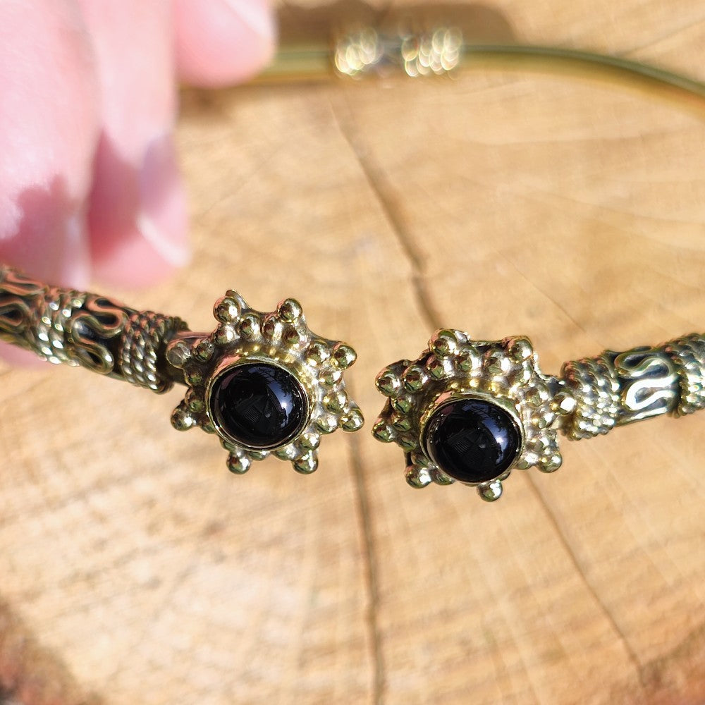 Upendra Bracciale indiano in ottone con pietra onice nero