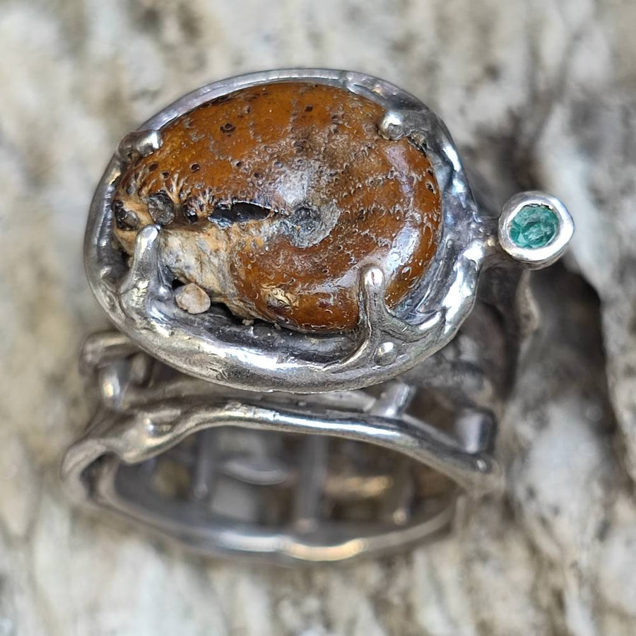 Anello artigianale Ammonite fossile e smeraldo in argento 925 - Pezzo unico