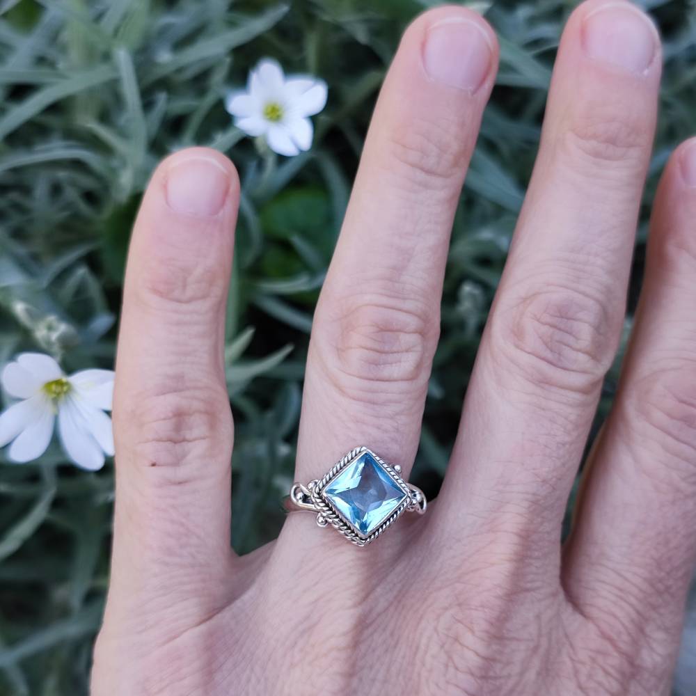 Anello CHANDRAJ in argento 925 con pietra topazio azzurro