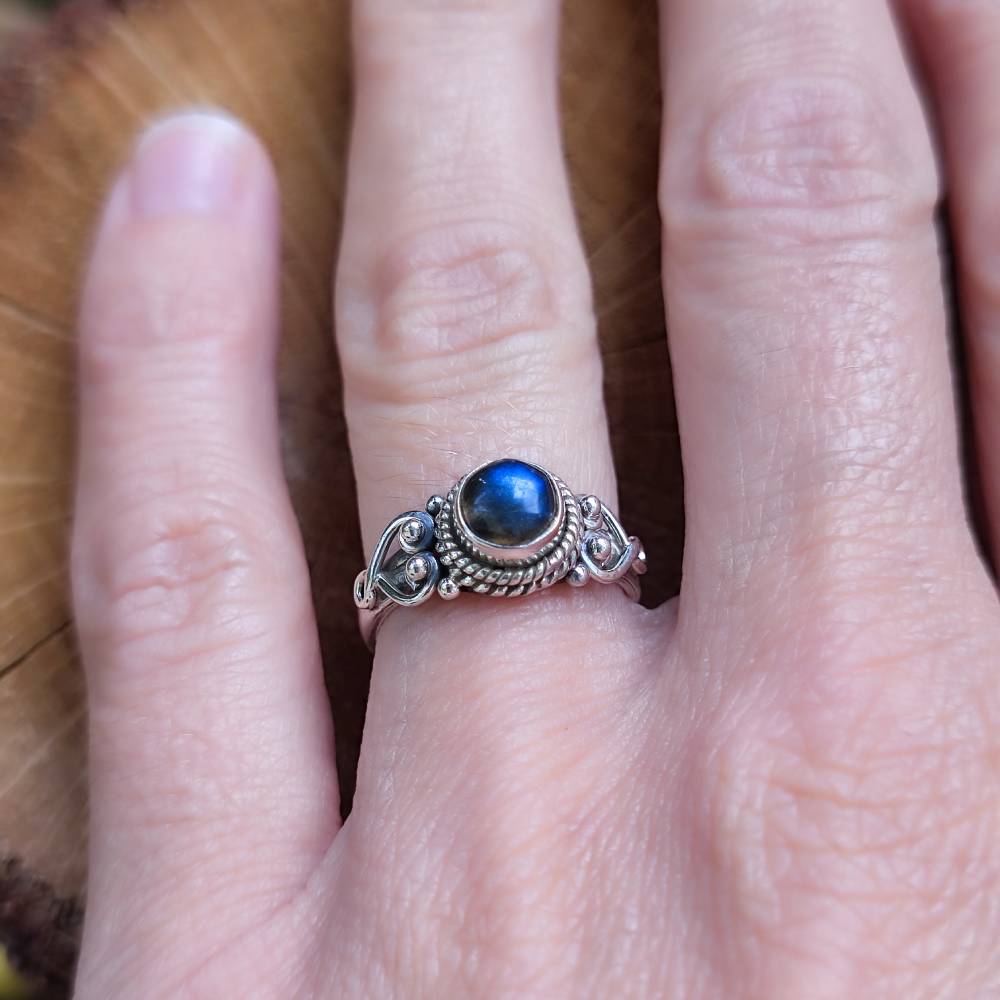 Anello In Argento Sterling 925 Rotondo In Apatite Pietra Preziosa 4Mm Anello In Argento Sterling 925 Rotondo In Apatite Pietra Preziosa 4Mm