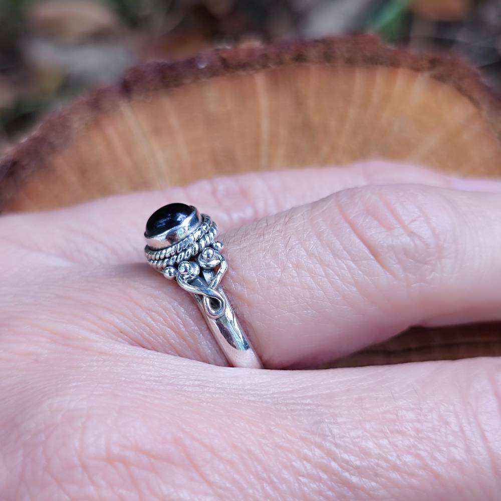 Anello argento 925 con pietra tonda - NAWAL dettaglio fascia