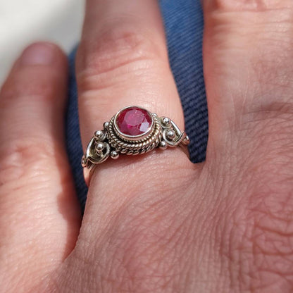 Anello NAWAL argento 925 con pietra radice di rubino