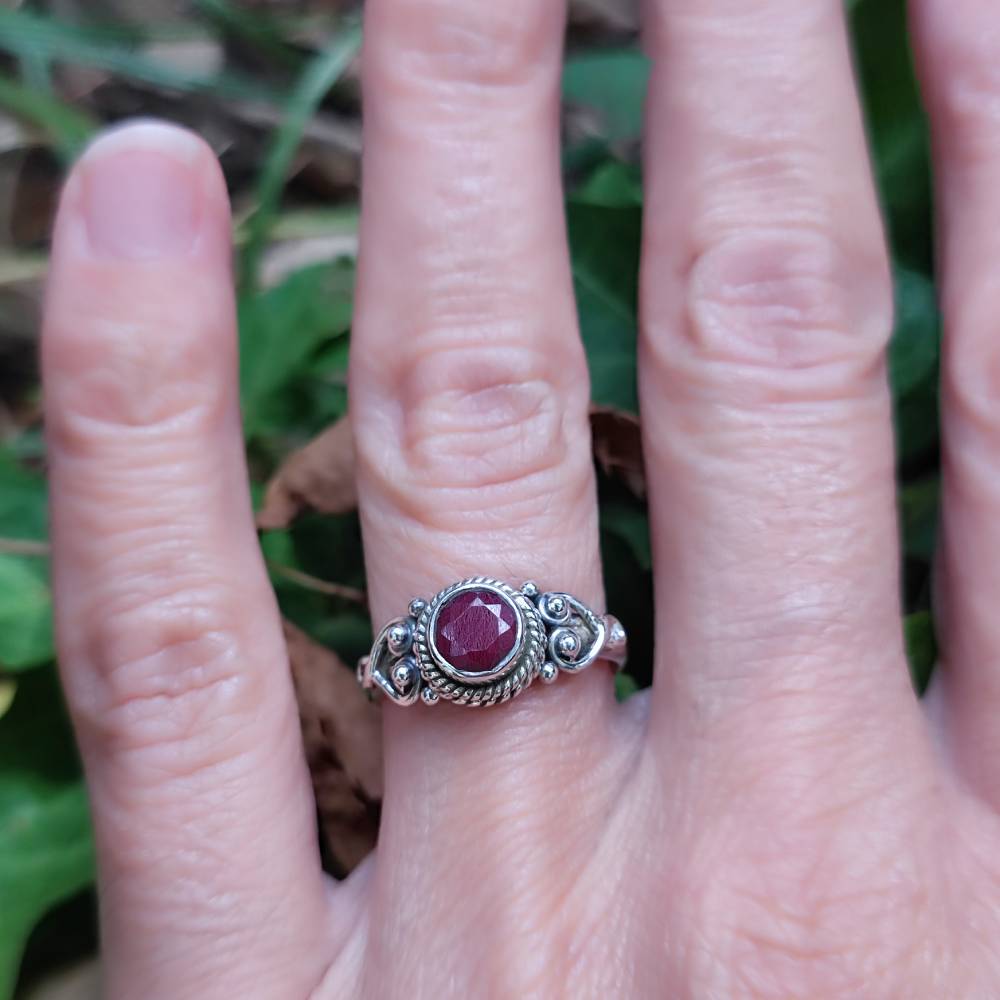 Anello argento 925 con pietra tonda - NAWAL radice di rubino