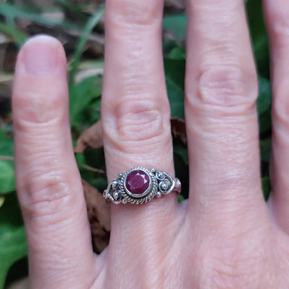 Anello argento 925 con pietra tonda - NAWAL radice di rubino