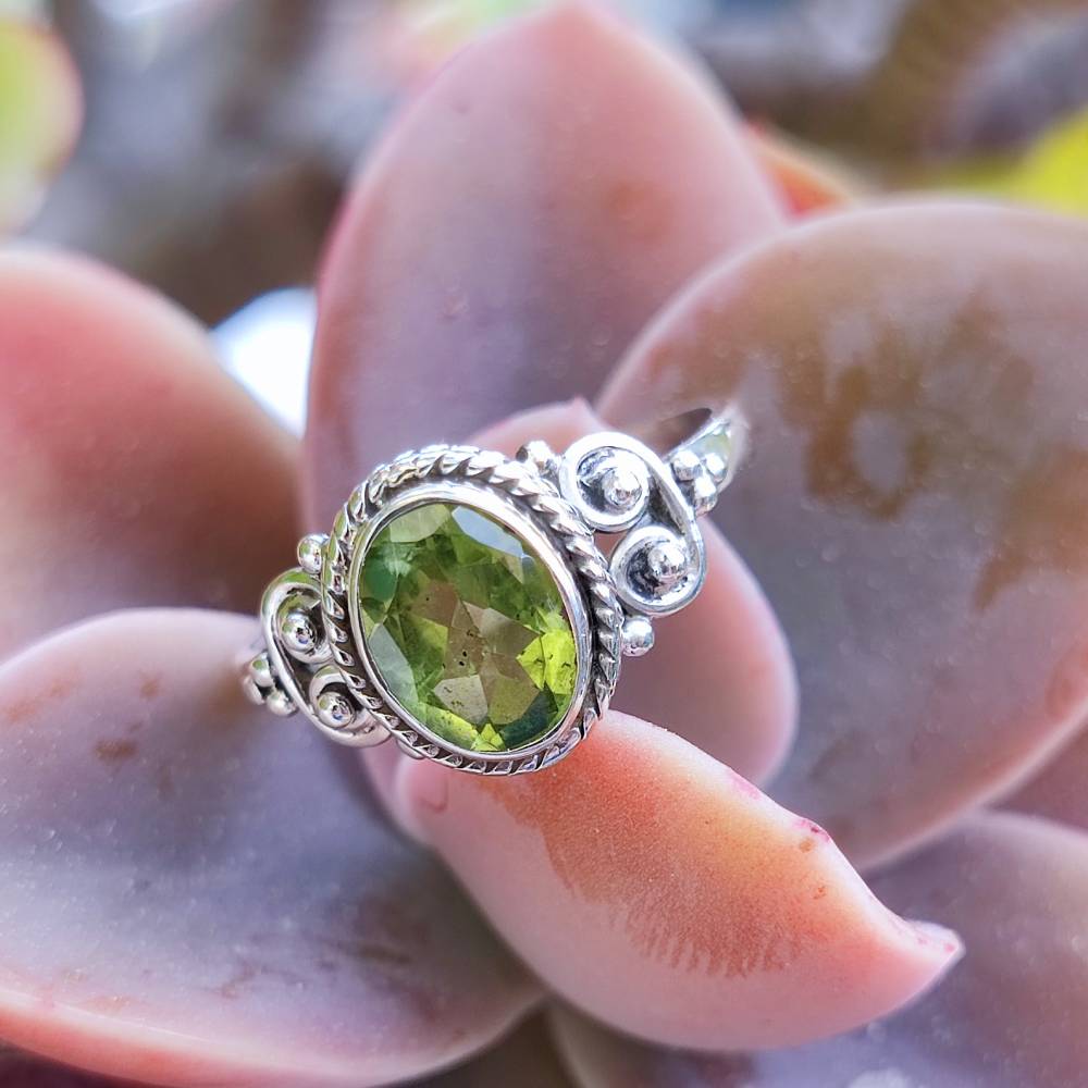 Anello NAWAL argento 925 con pietra ovale  peridoto