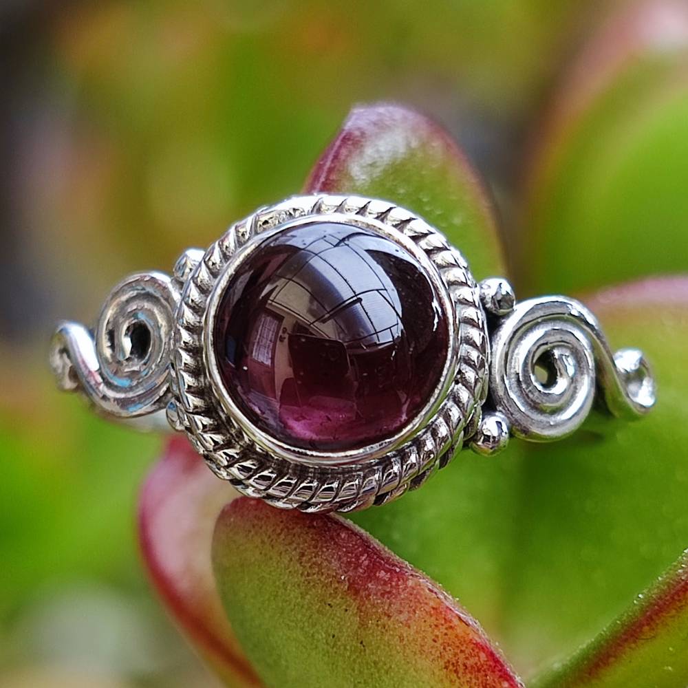 Anello HANIMA in argento 925 con pietra granato