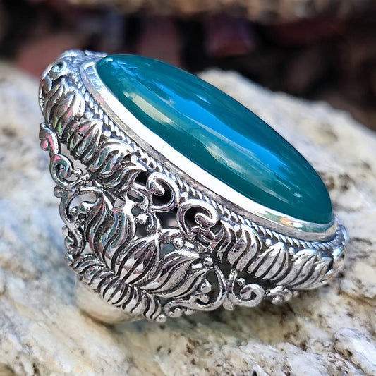 Anello artigianale con pietra in argento 925 - UTTAM – dettaglio lavorazione fascia