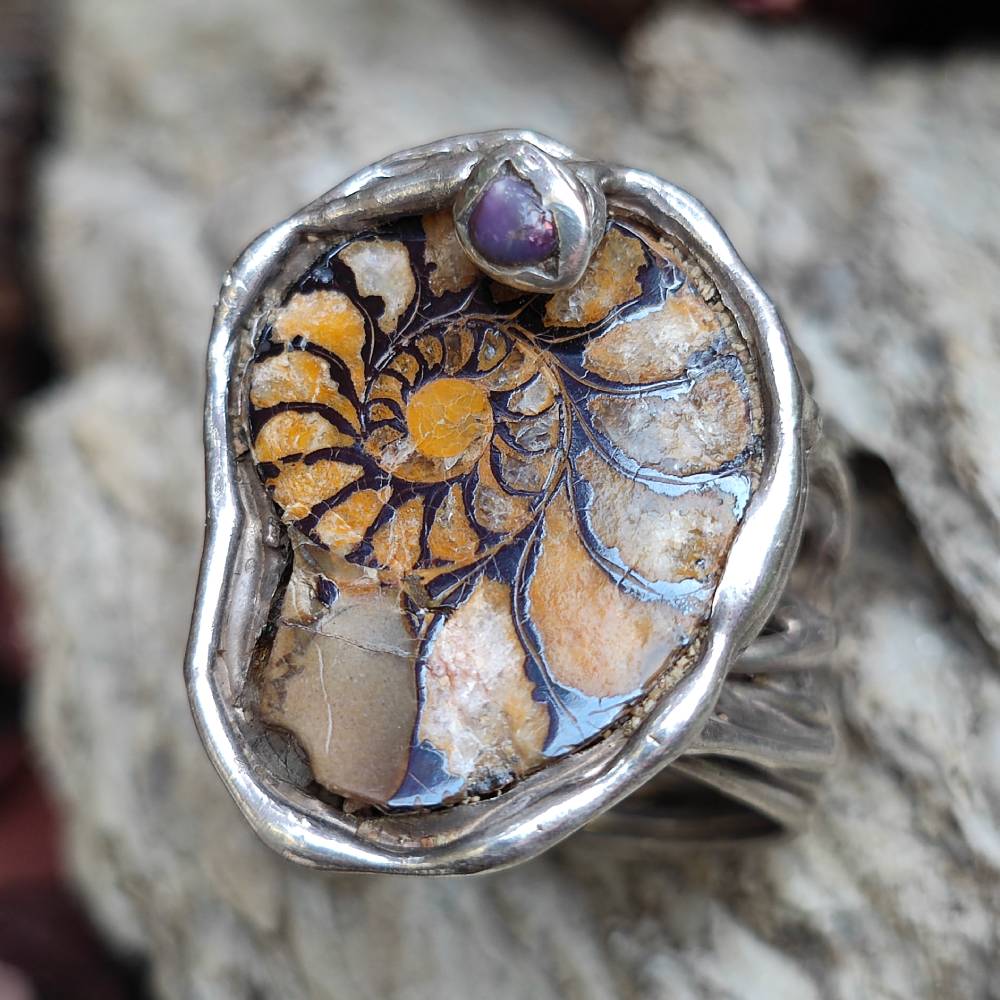 Anello artigianale Ammonite fossile e rubino in argento 925 - Pezzo unico