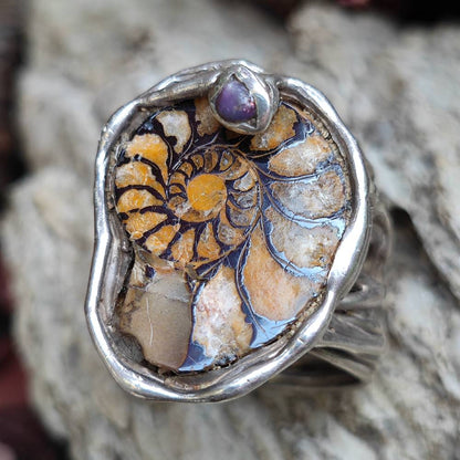 Anello artigianale Ammonite fossile e rubino in argento 925 - Pezzo unico