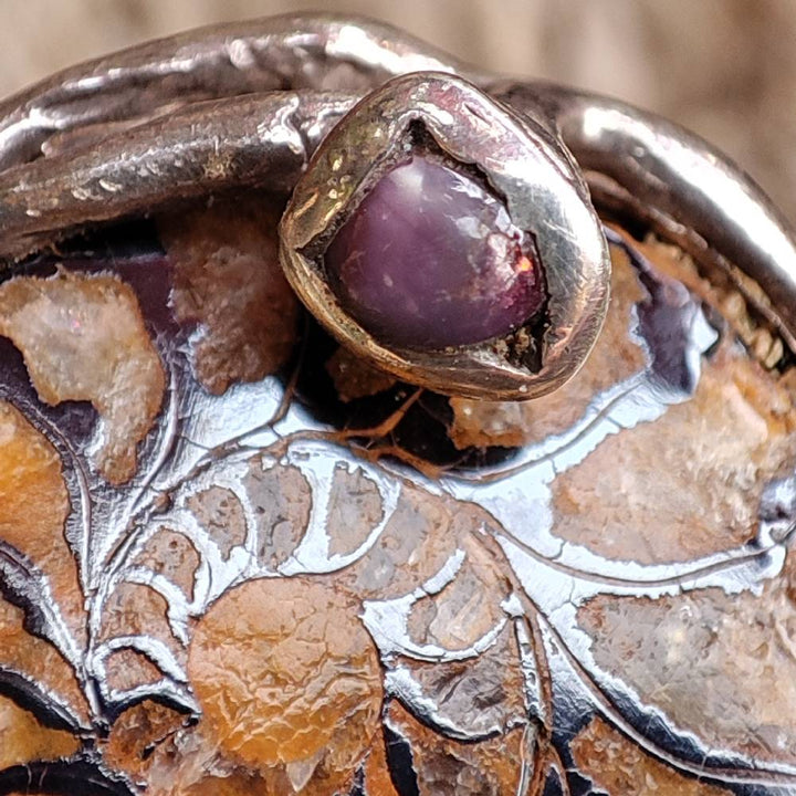 Anello artigianale Ammonite fossile e rubino in argento 925 - Pezzo unico