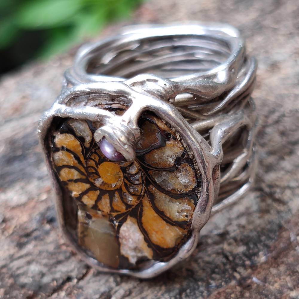 Anello artigianale Ammonite fossile e rubino in argento 925 - Pezzo unico