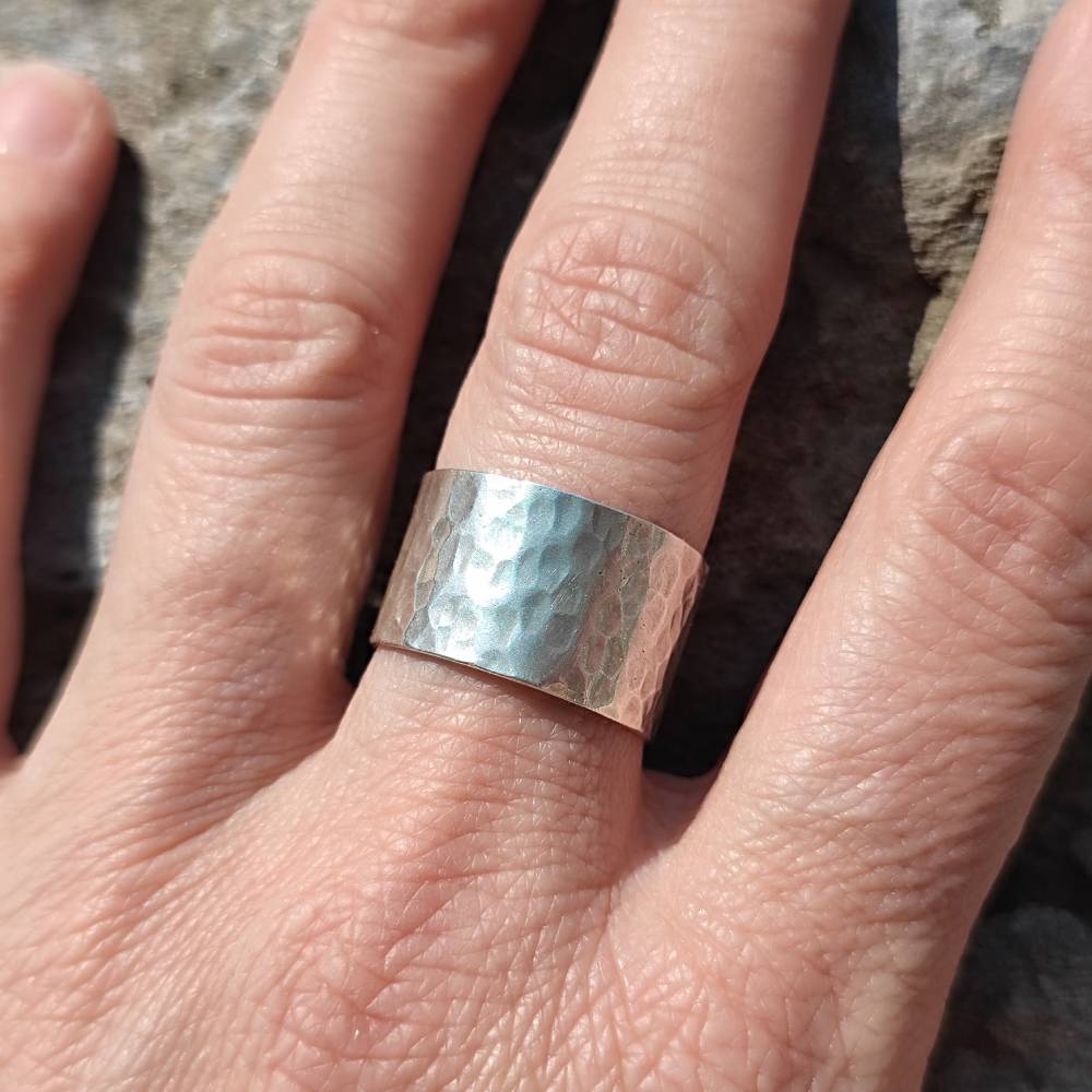 Anello a fascia martellata in argento 925 - MISHROLI
