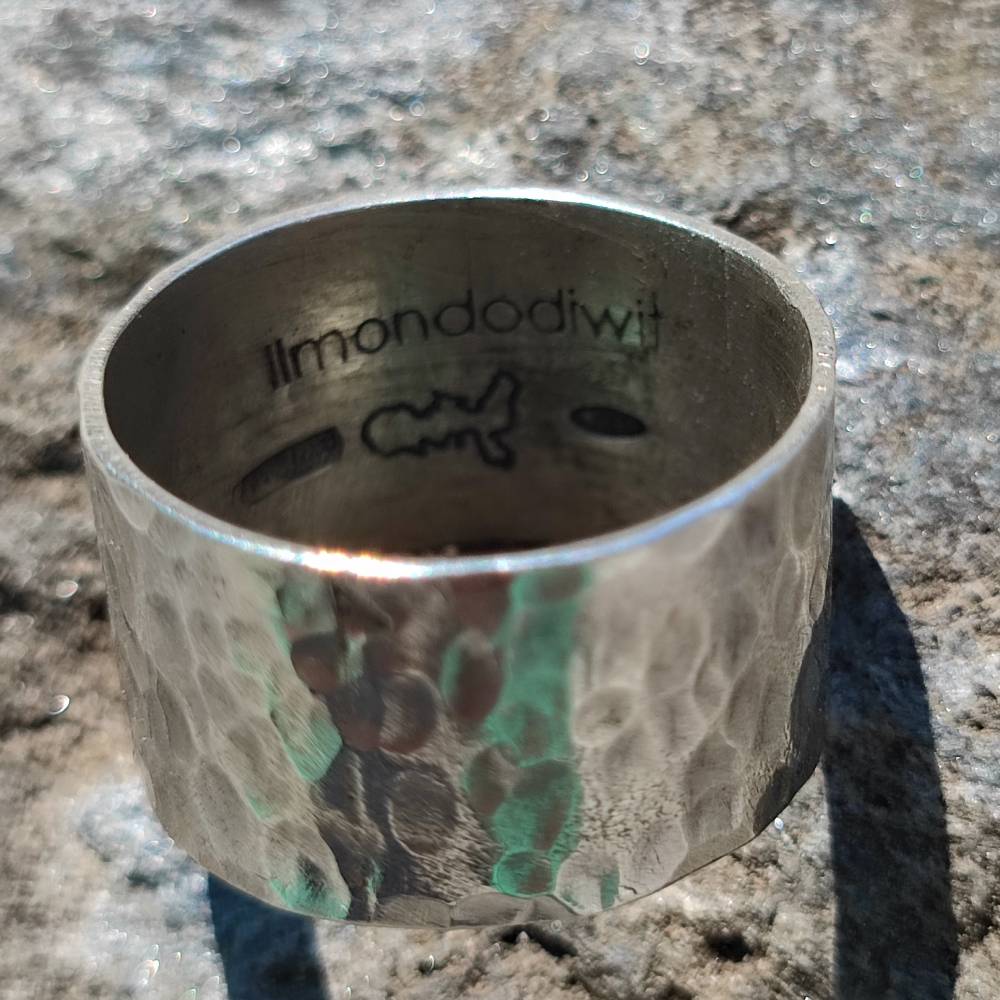 Anello a fascia martellata in argento 925 - MISHROLI