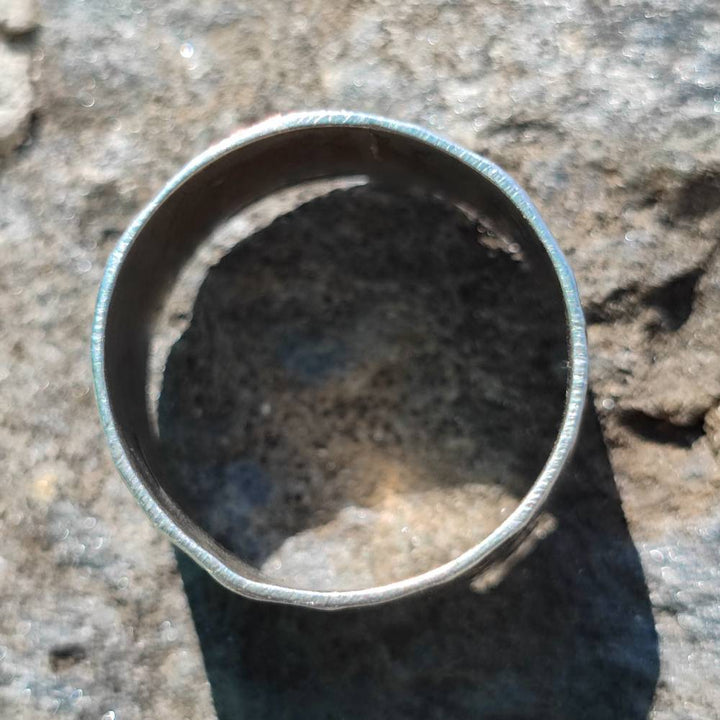 Anello a fascia martellata in argento 925 - MISHROLI