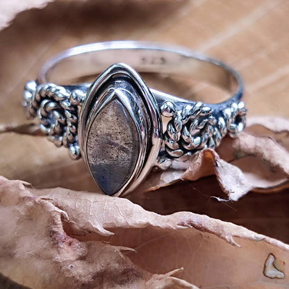 Anello argento 925 con pietra ovale - BASUPALI – labradorite