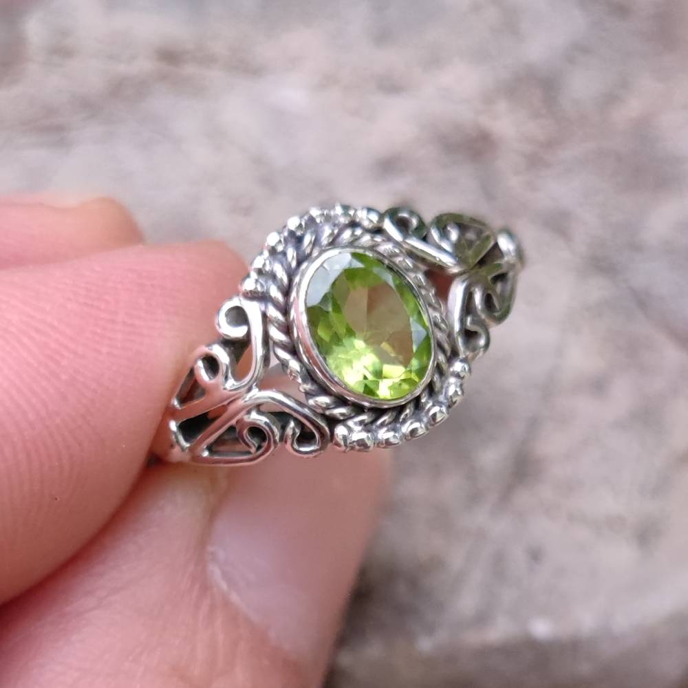 Anello con pietra in argento 925 CHATURVEDI peridoto