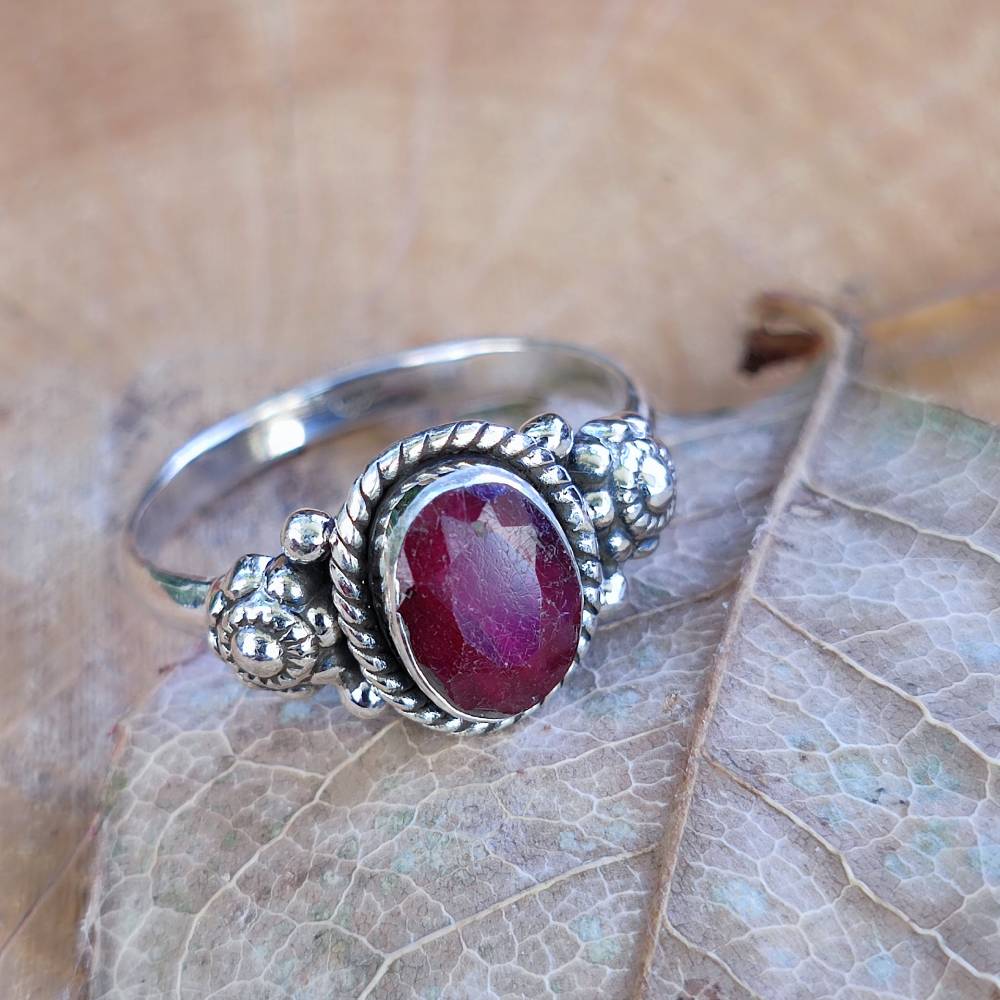 Anello con pietra in argento 925 - DHARMENDRA – radice di rubino