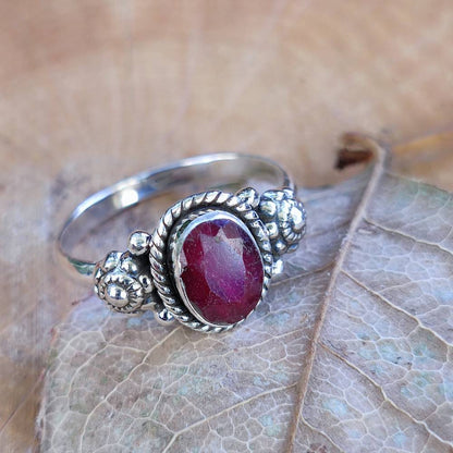 Anello con pietra in argento 925 - DHARMENDRA – radice di rubino