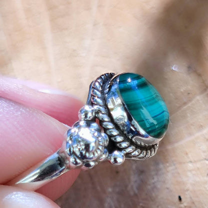 Anello con pietra in argento 925 - DHARMENDRA – dettaglio malachite