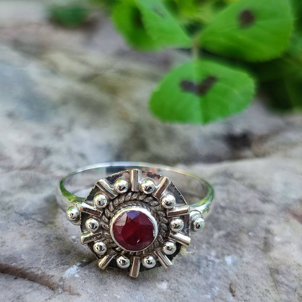 Anello in argento 925 con pietra GURNAM radice di rubino
