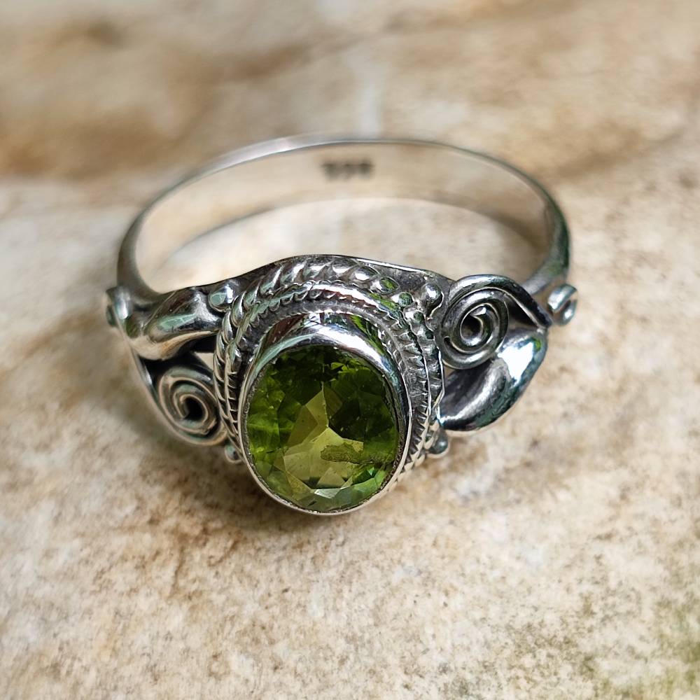 Anello con pietra in argento 925 GEET PERIDOTO