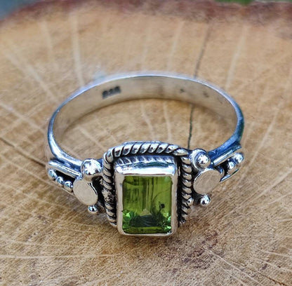 Anello con pietra in argento 925 LOKESH peridoto
