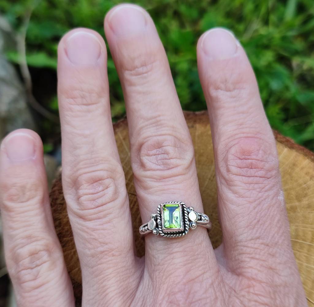 Anello con pietra in argento 925 LOKESH peridoto