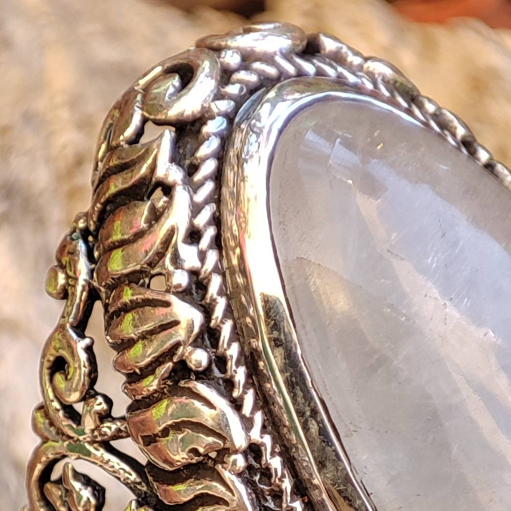 Anello artigianale con pietra in argento 925 - UTTAM – dettaglio pietra di luna
