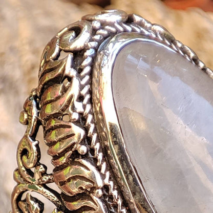 Anello artigianale con pietra in argento 925 - UTTAM – dettaglio pietra di luna