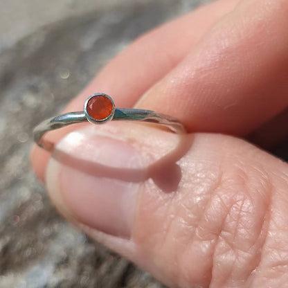 Anello artigianale in argento 925 con pietra - KYLIE – corniola