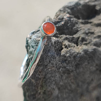 Anello artigianale in argento 925 con pietra - KYLIE – dettaglio pietra corniola