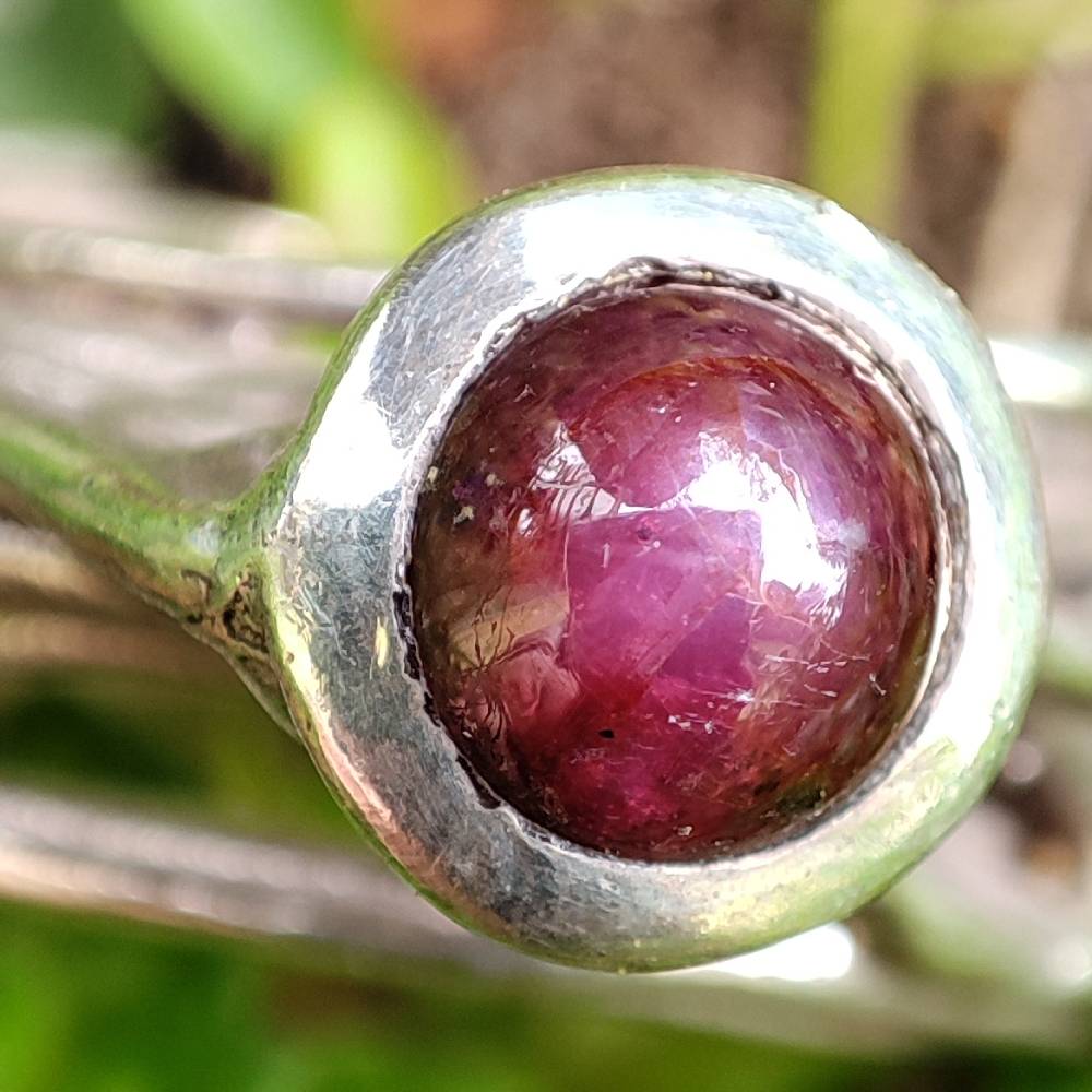 Anello artigianale in argento 925 con rubino stellato - Pezzo unico