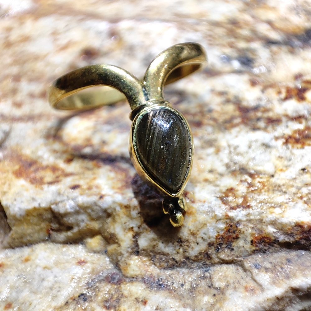ANELLO etnico AASTHA in ottone con pietra - Gioielli indiani originali – immagine 6