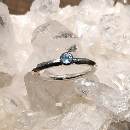 Anello artigianale in argento 925 con pietra - KYLIE – topazio azzurro