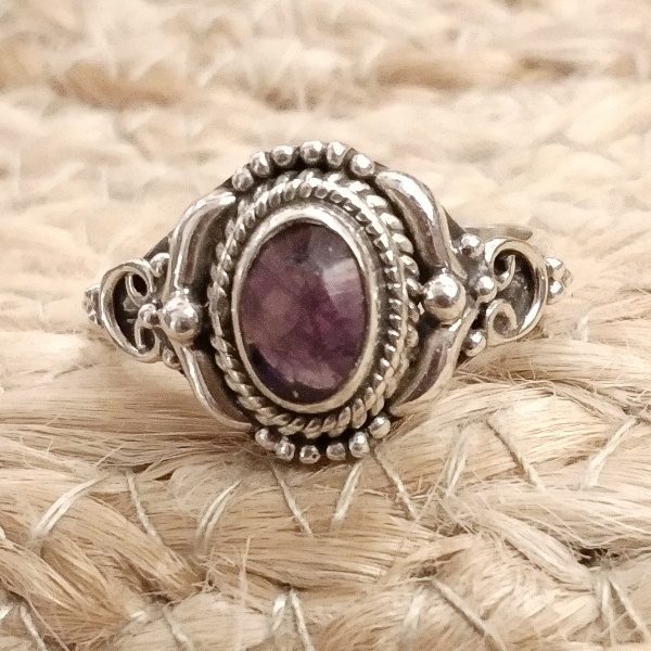 Anello artigianale con pietra in argento 925 - EKA – radice di rubino