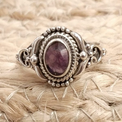 Anello artigianale con pietra in argento 925 - EKA – radice di rubino