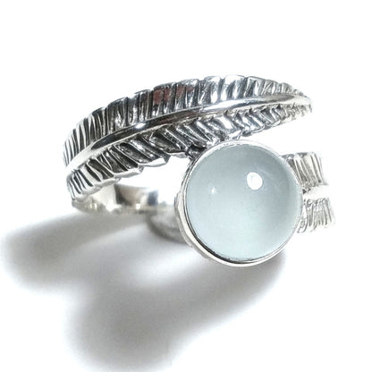 Anello Artigianale in Argento 925 con Calcedonio – Design Piuma
