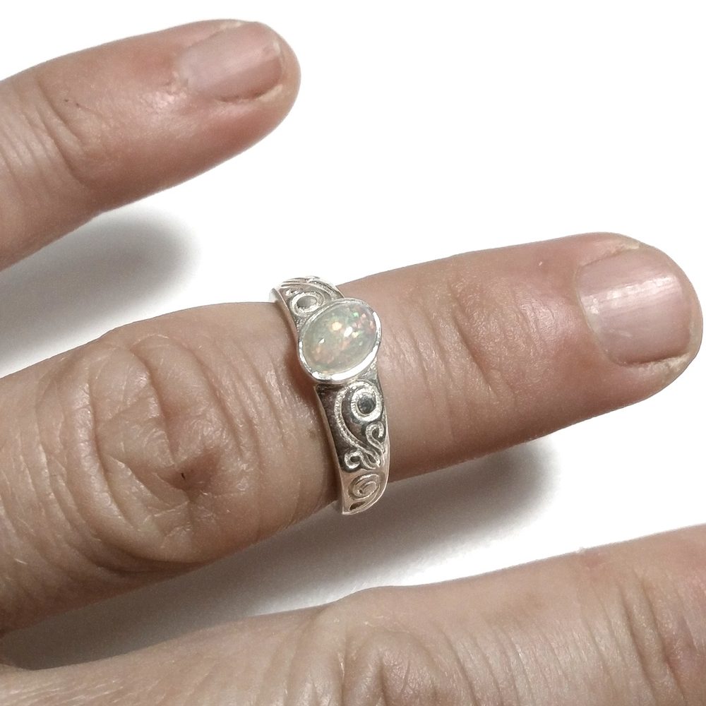Anello in opale naturale: pietra preziosa ovale, fascia in argento