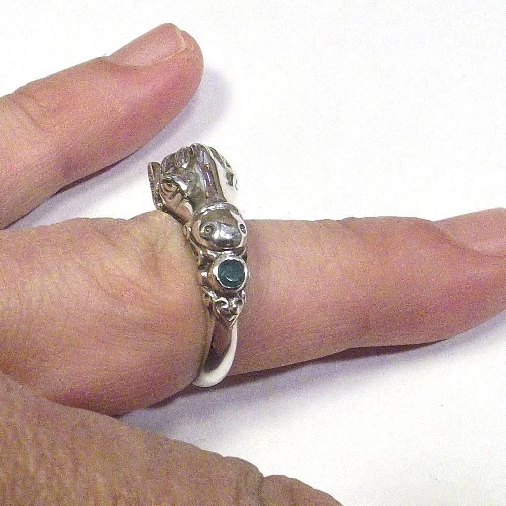 Anello in argento 925 testa di cavallo con agata smeraldo