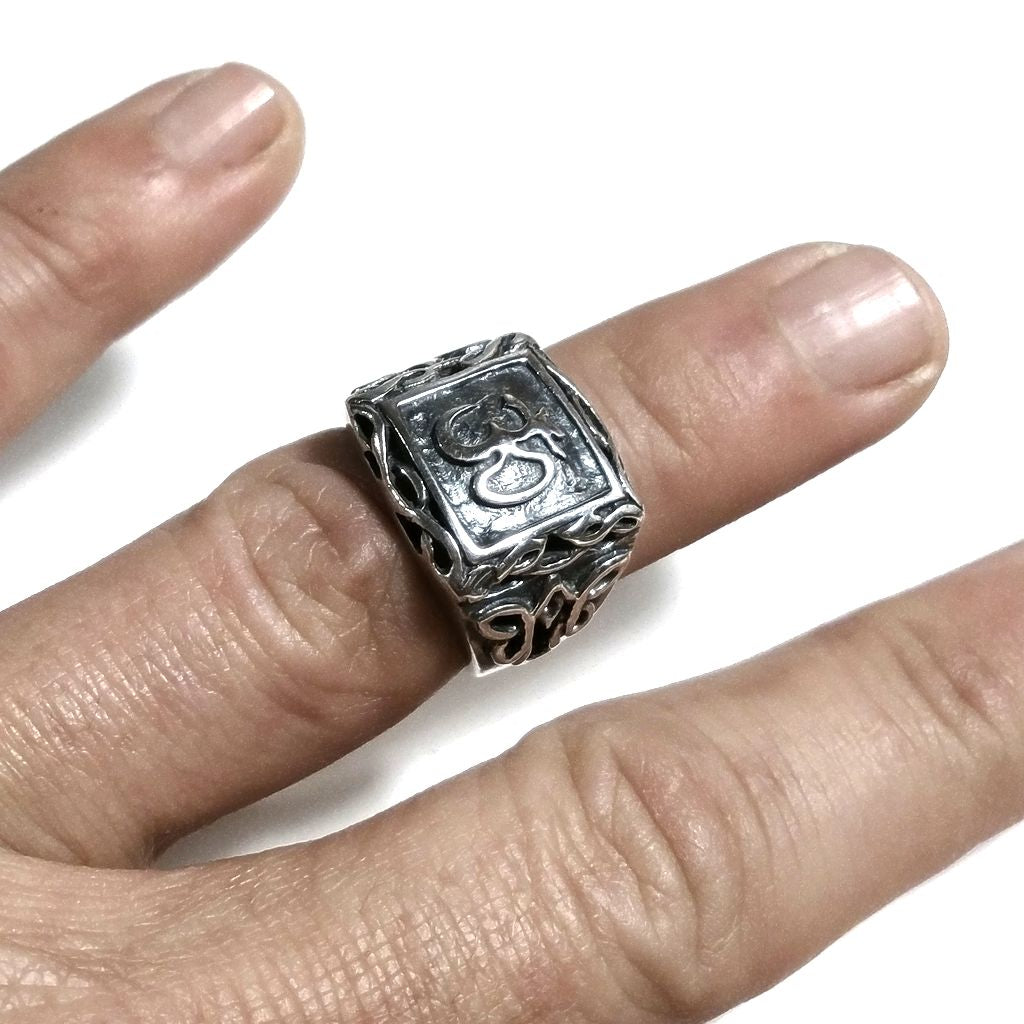 Anello chevalier OM argento 925 | GIOIELLI ETNICI | Uomo Donna