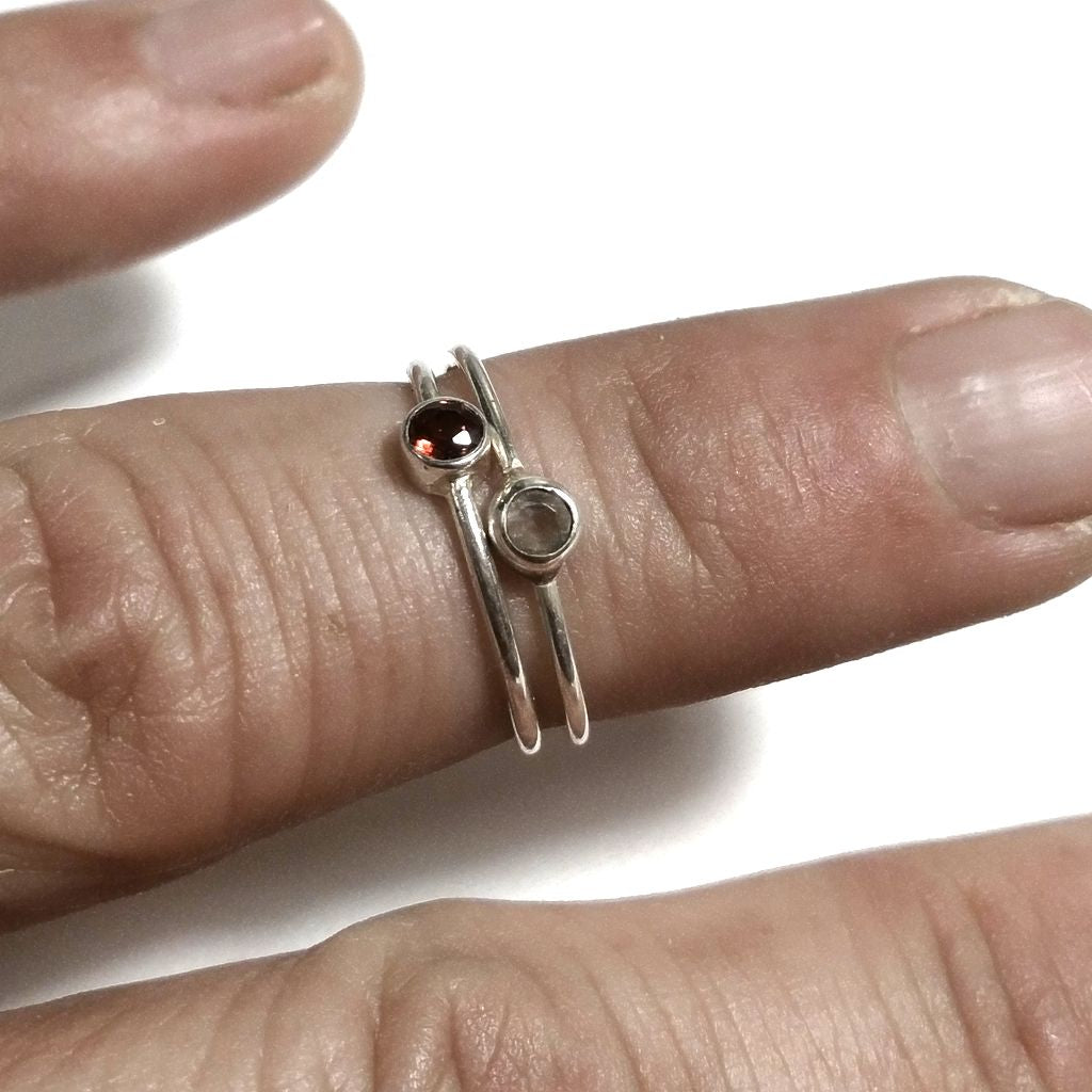 Anello fascia in argento 925 Anello con pietra Granato, Pietra di luna | ANELLI ARGENTO