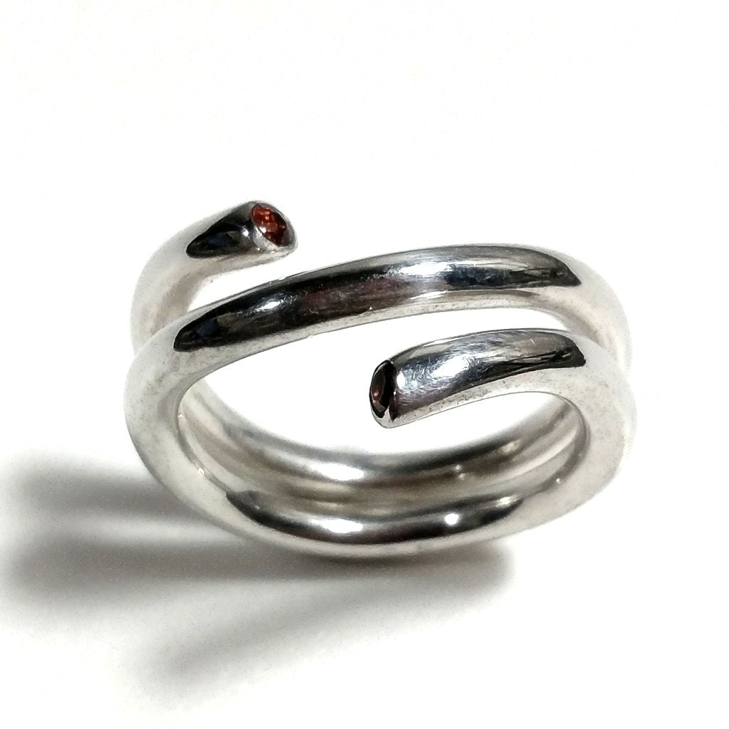 Anello contrariè in argento 925 Anello con pietra Granato | Spirale