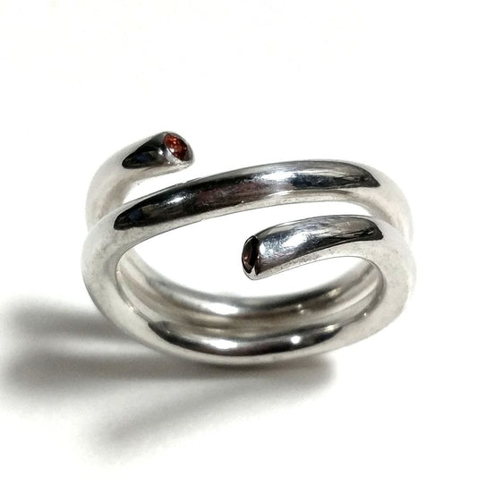 Anello contrariè in argento 925 Anello con pietra Granato | Spirale
