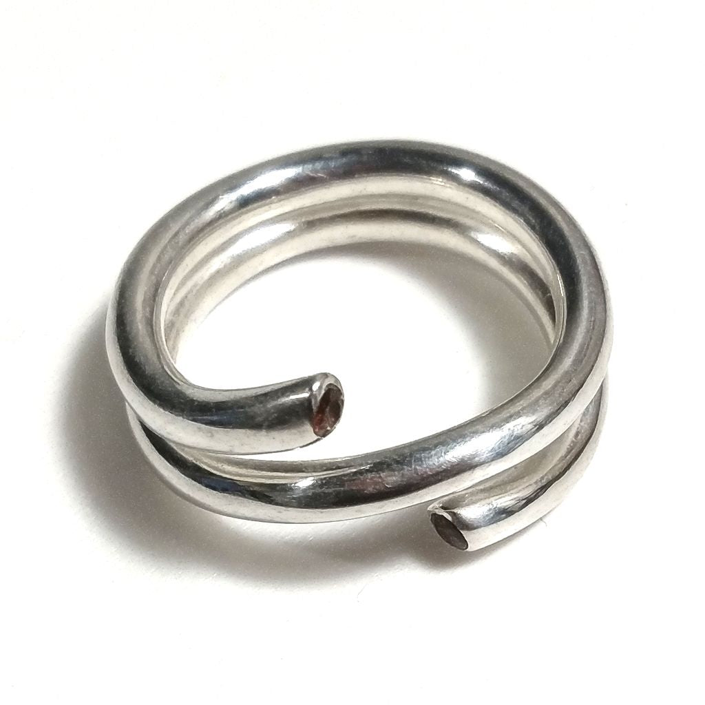 Anello contrariè in argento 925 Anello con pietra Granato | Spirale
