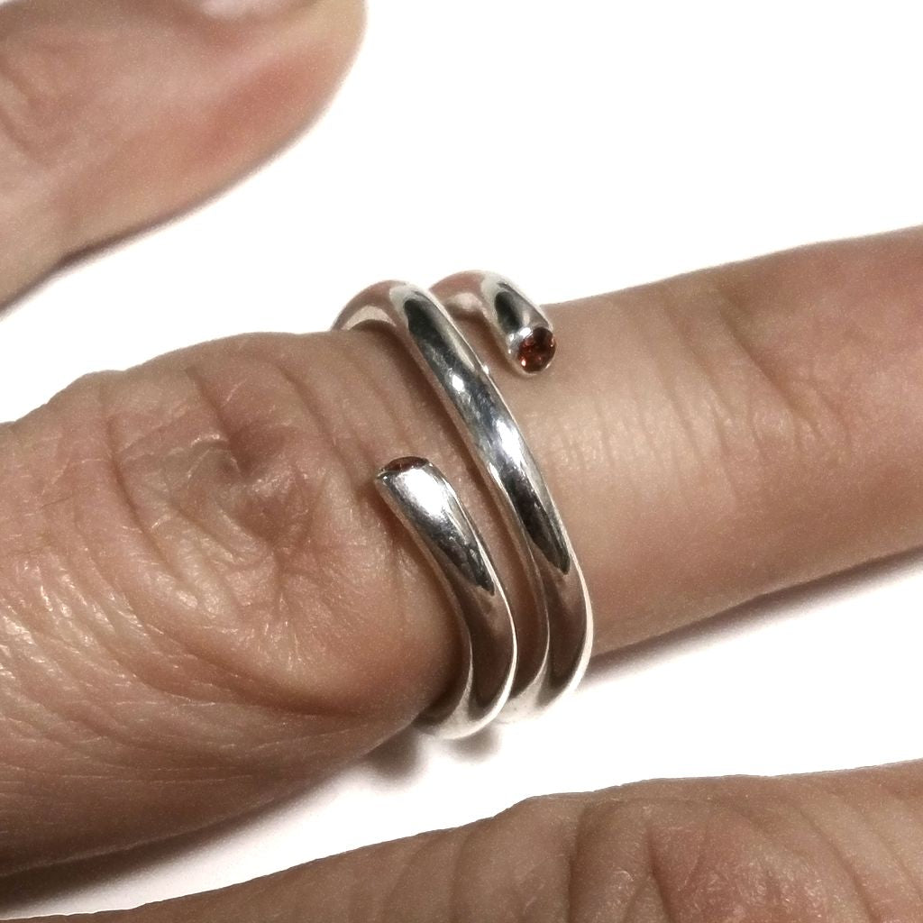 Anello contrariè in argento 925 Anello con pietra Granato | Spirale