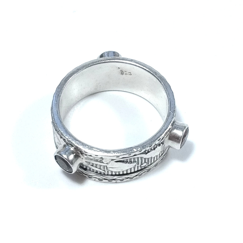 Anello artigianale a fascia in argento 925 con Granato