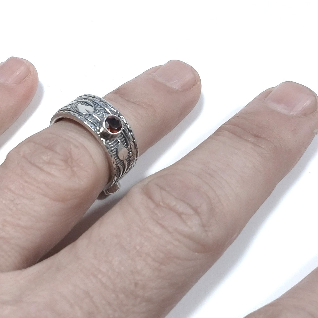 Anello artigianale a fascia in argento 925 con Granato