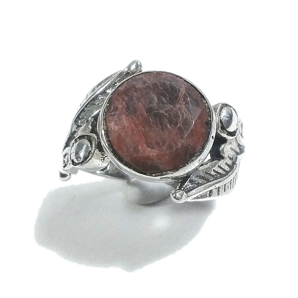 Anello artigianale a fascia con piuma in argento 925 - Radice di rubino
